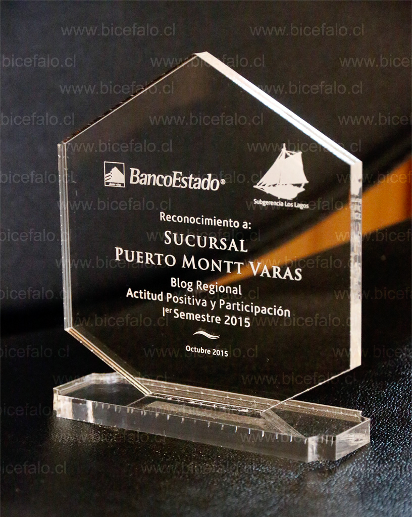 Trofeo acrilico corte perimetral texto grabado