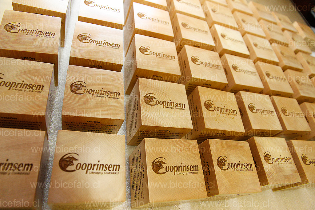 Cubo de madera grabado en sus caras