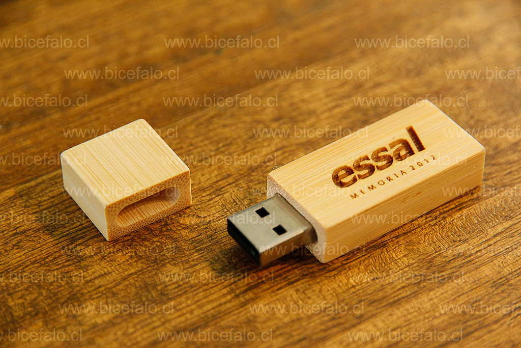 pendrive de madera grabado con logo