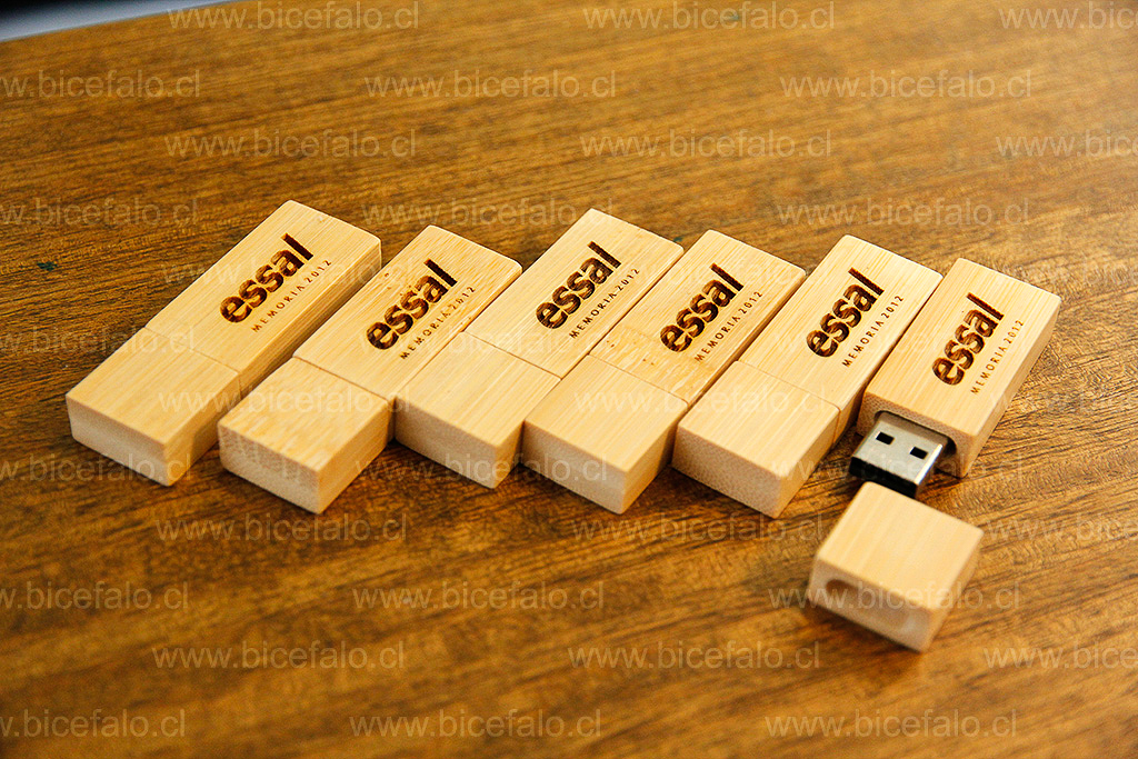 pendrive de madera grabado con logo