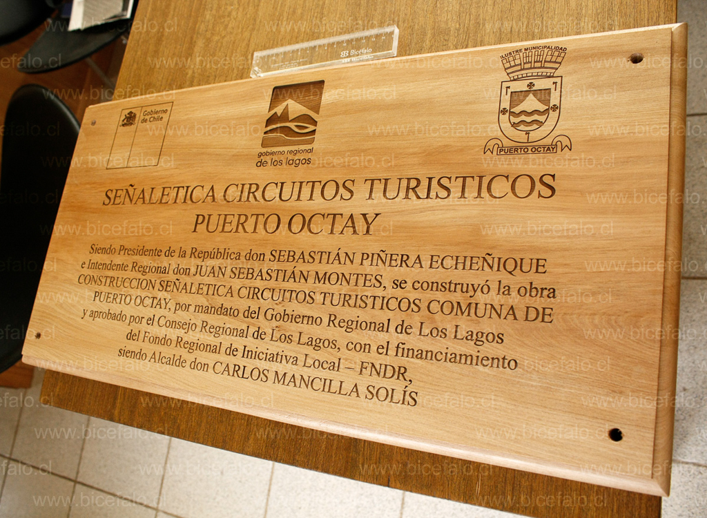 letrero grabado en madera