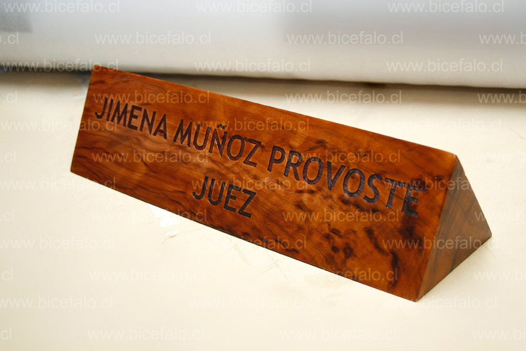 cuña nombre en madera